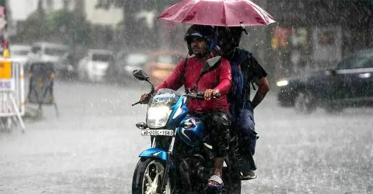 বৃষ্টিতে বাইক চালানোর সময় যেসব বিষয়ে নজর রাখবেন