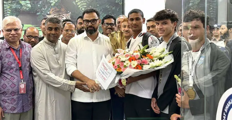 বিমানবন্দরে রোনান-মাহিনদের ফুলেল অভ্যর্থনা ক্রীড়া প্রতিমন্ত্রীর