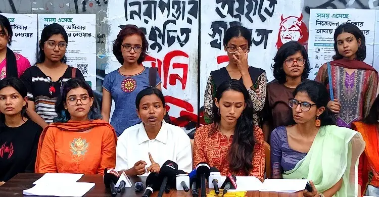 ঢাবির ছাত্রী হলে সান্ধ্য আইন বাতিল-কারফিউ শিথিলের দাবি